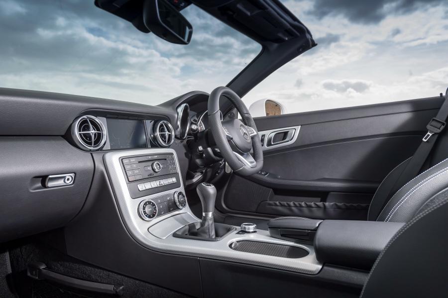 Интерьер Mercedes-Benz SLC180 AMG Line (R172) 2016 года  (UK) (фото 11 из 40)